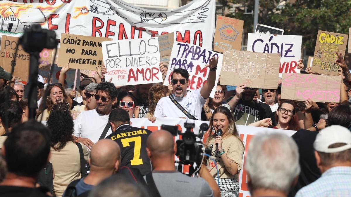 "Al carajo el rentismo": la marcha por la vivienda desborda Cádiz y Jerez y canaliza el malestar por la "invasión turística"