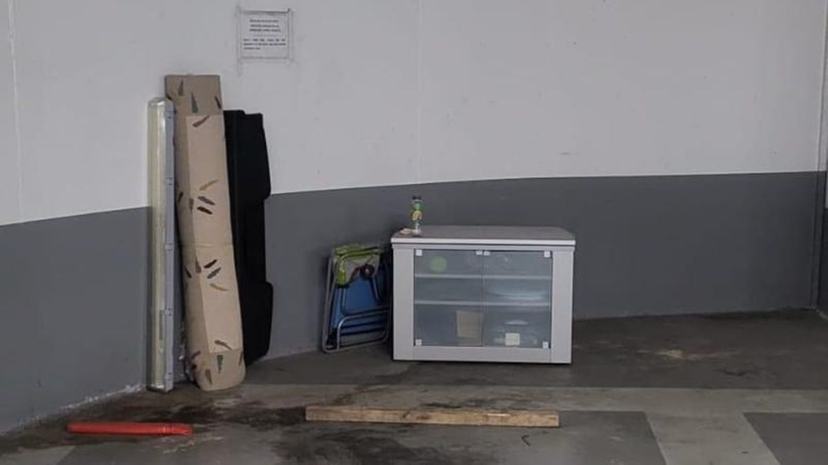 Trastos acumulados en las esquinas del aparcamiento