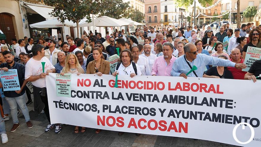 Los comerciantes ambulantes colapsan el centro denunciando "discriminación" por parte del Ayuntamiento