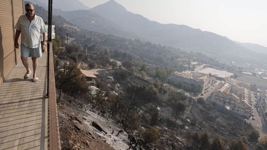 Un vecino de la urbanización Balcón del Valle de La Vall d'Uixó (Castellón), cuyos vecinos han regresado a su casa después de que la Generalitat haya levantado este martes el confinamiento de la localidad, donde el pasado sábado se declaró un incendio forestal que obligó a evacuar a unas 16.000 personas de una veintena de municipios y al confinamiento de la Vall d'Uixó, Onda y Betxí. EFE/Manuel Bruque