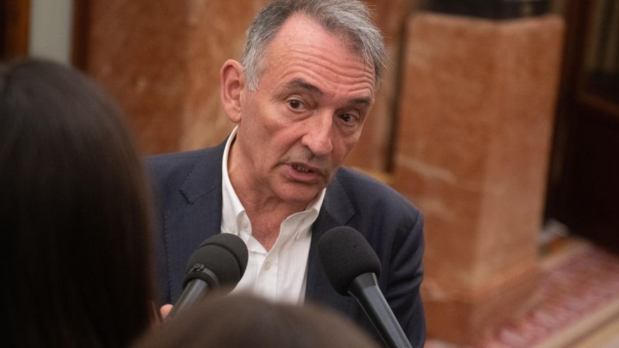 El diputado de Sumar, Enrique Santiago, durante una sesión plenaria en el Congreso, a 11 de diciembre de 2025, en Madrid (España).