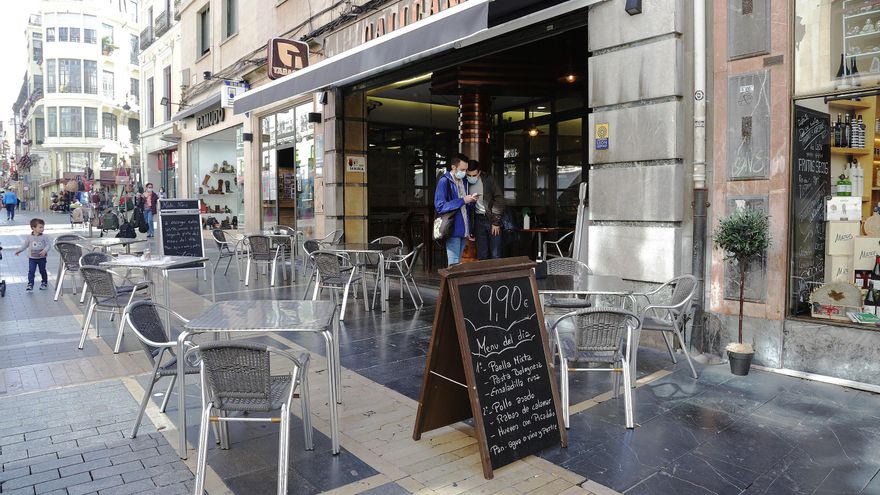 Terraza de un bar vacía durante el día en el que entran en vigor las medidas de restricción de la movilidad en la ciudad de León, Castilla y León (España) a 7 de octubre de 2020