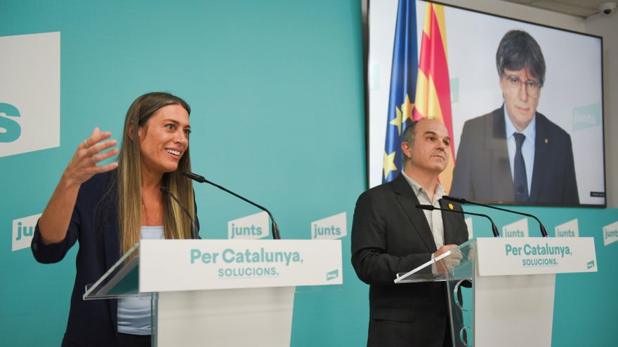 (I-D) La portavoz en el Congreso de Junts, Miriam Nogueras, el secretario general de Junts, Jordi Turull, y el presidente de Junts, Carles Puigdemont, durante una rueda de prensa, a 4 de marzo de 2024, en Barcelona, Catalunya (España).