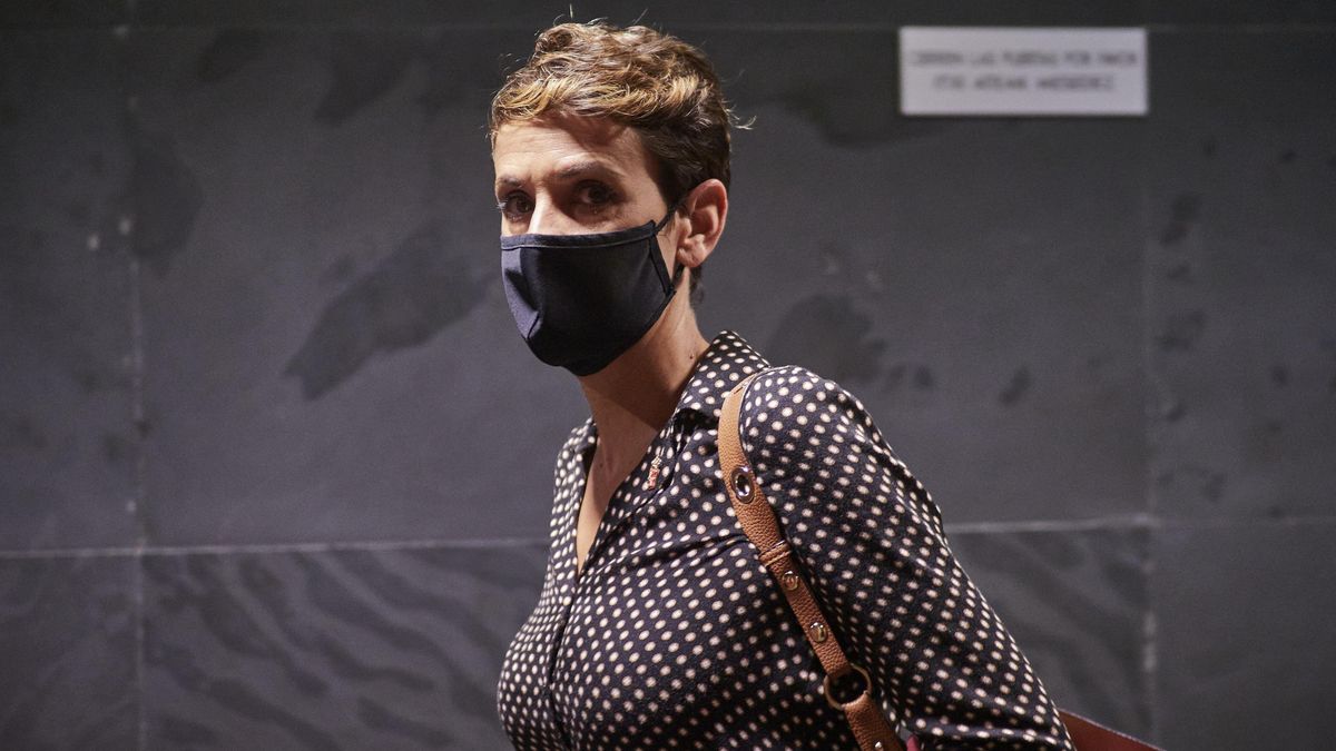La presidenta del Gobierno foral, María Chivite, mira a la cámara a su llegada a un pleno en el Parlamento foral