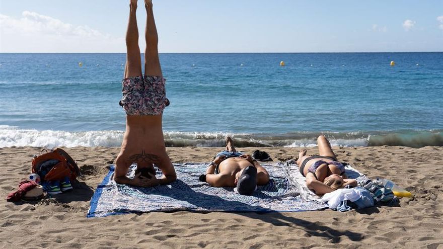 Varias personas en la playa de Las Vistas en la localidad de Los Cristianos.