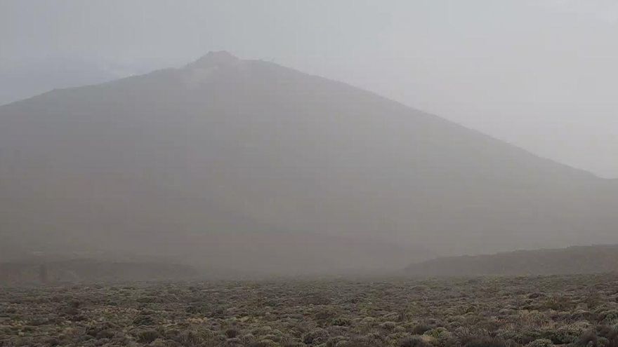 Vista del Teide rodeado por la calima desde el Parador este lunes