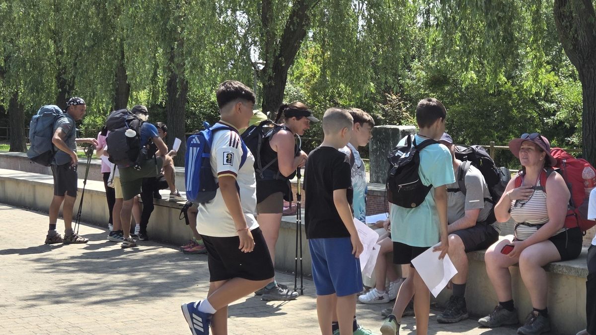 Alumnado del CEIP Varia reciben a peregrinos en inglés en Logroño