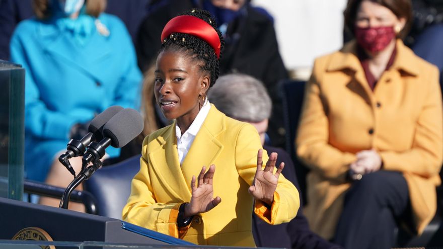 La poeta Amanda Gorman, de 22 años, recita sus versos en la toma de posesión de Biden
