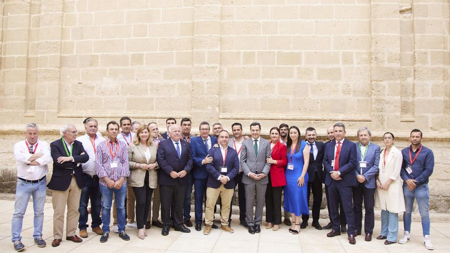 Moreno y otros dirigentes del PP se fotografían en el Parlamento con representantes de los agricultores favorables a la ley de regadíos.