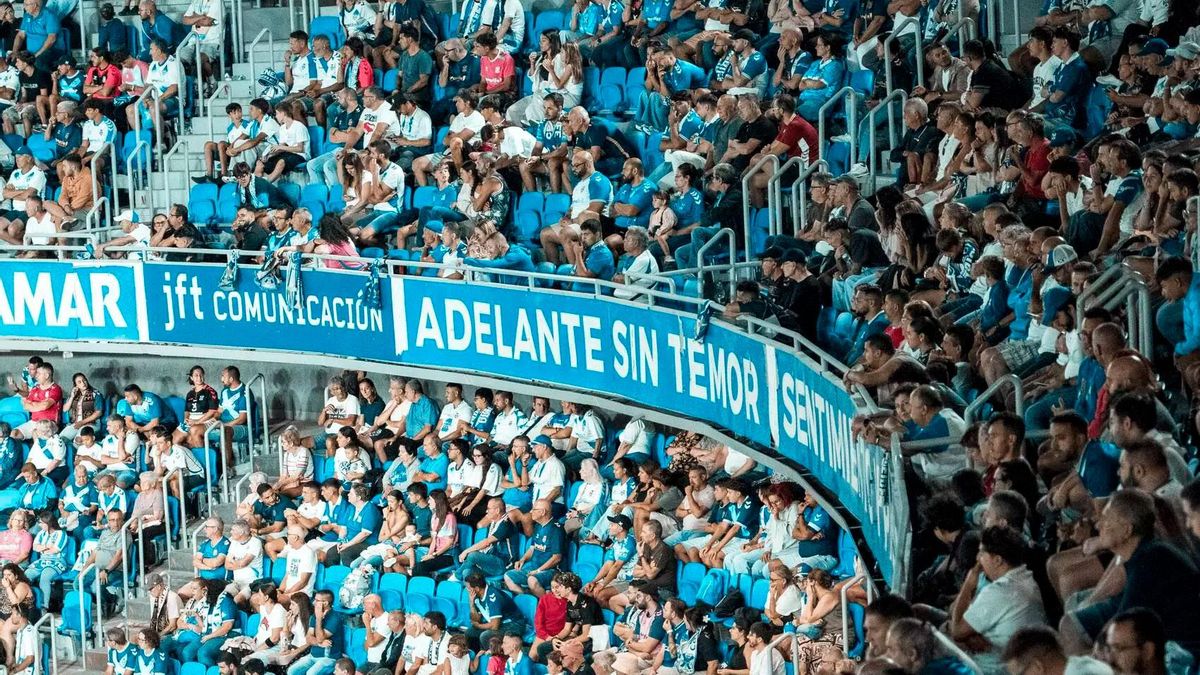 Aficionados siguen el partido CD Tenerife-Mérida