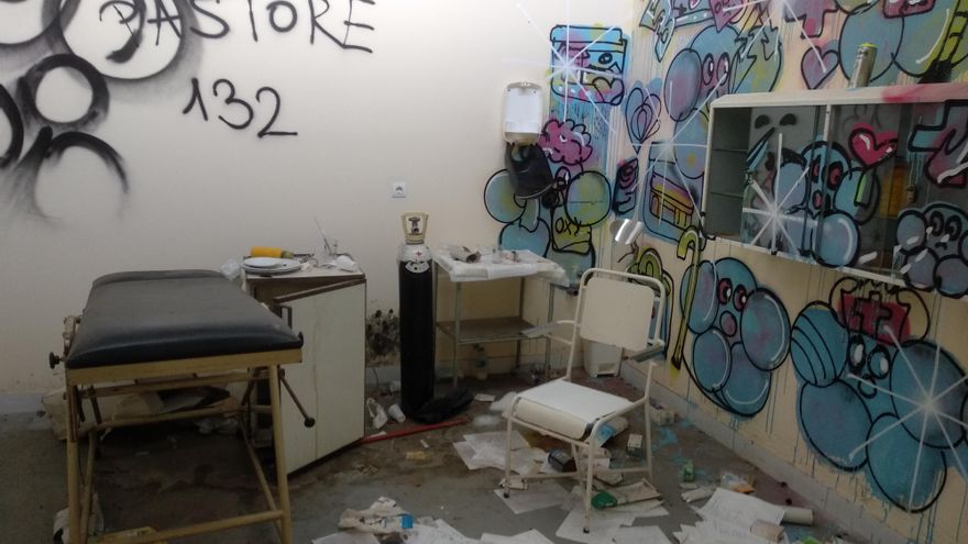 La pequeña clínica, donde se atendían las pequeñas heridas de las tardes de piscina y tenis, conserva, cubierta de polvo, la camilla, junto a una botella de oxígeno.