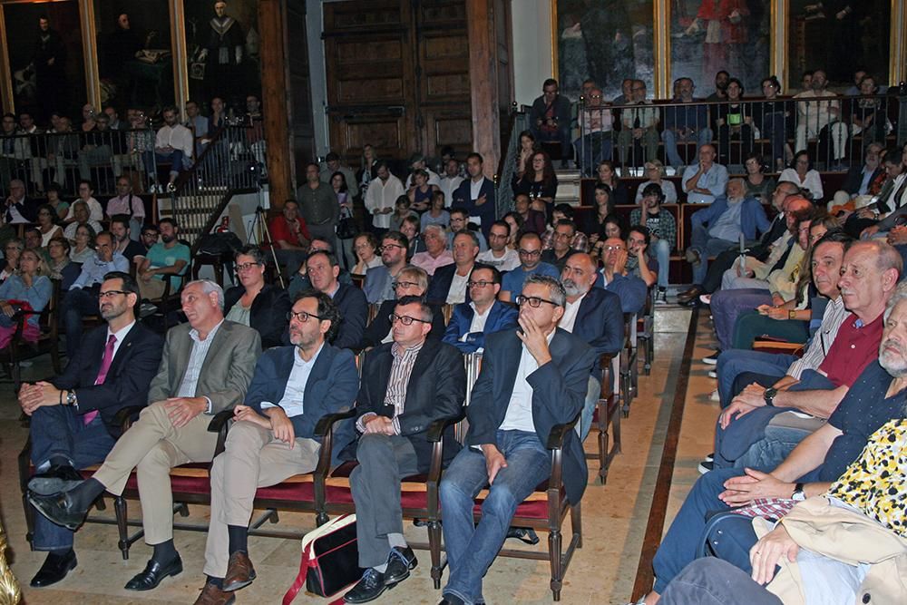 Numeroso público llenó el paraninfo de la Universitat de València