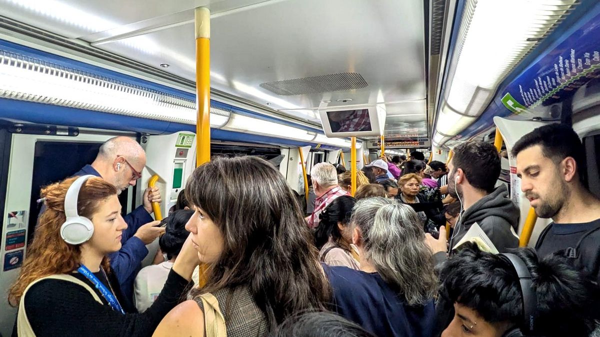 La línea 5 en dirección Alameda de Osuna, llena este miércoles en hora punta