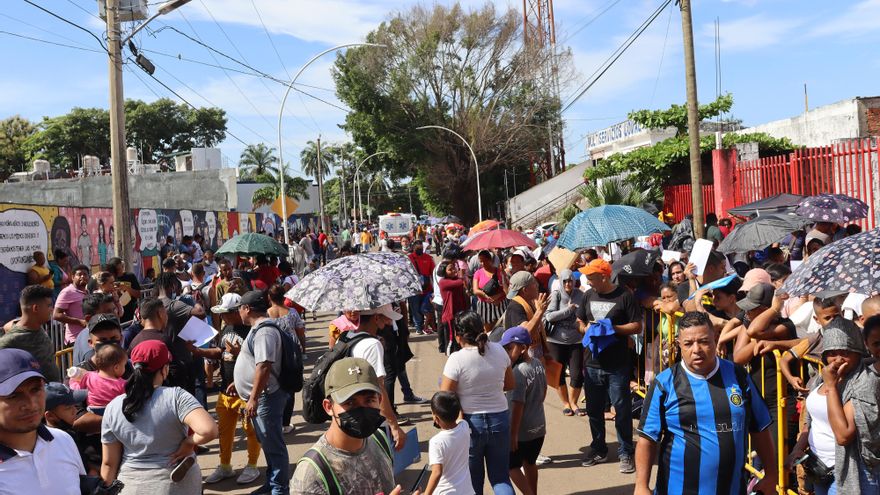 Migrantes reclaman en el sur de México permisos para transitar hacia EE.UU.