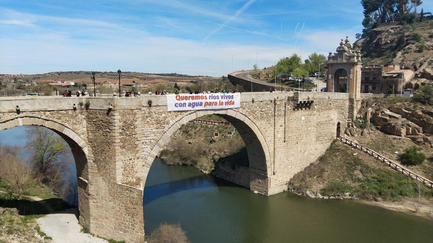 Despliegue de pancarta en el Puente de Alcántara