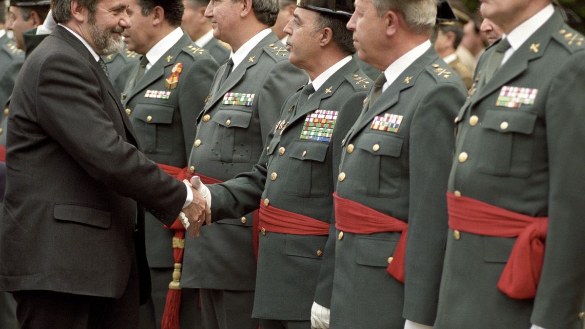 Jaime Mayor Oreja saluda al general Enrique Rodríguez Galindo, en un acto de la Guardia Civilen 1996 / EFE/Josege Guillén/rsa