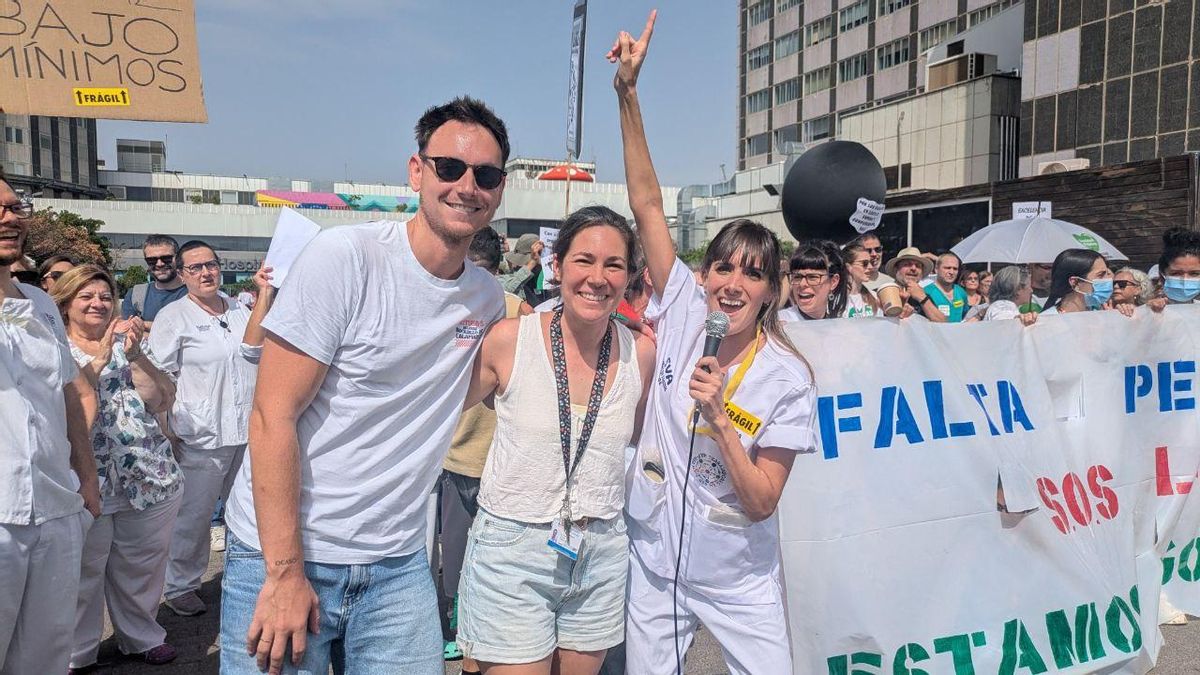 Adrián y Mariluz acompañan al resto de manifestantes este martes frente al Hospital de La Paz, en Madrid