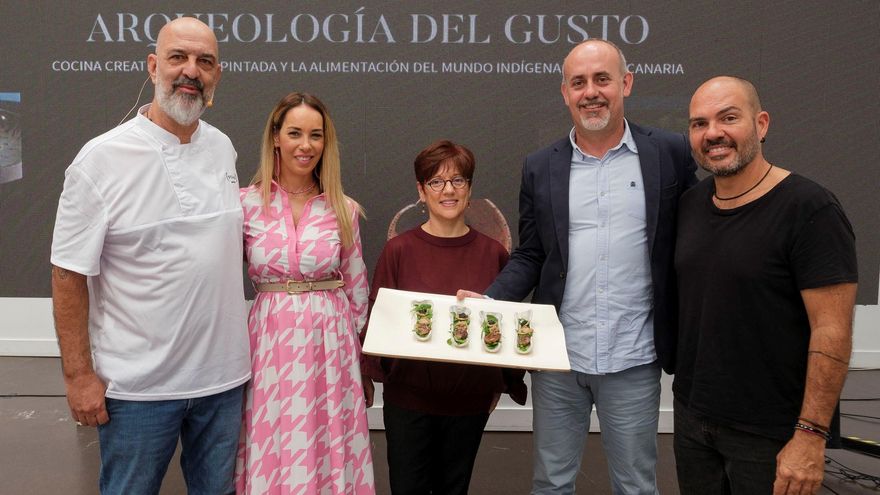 De izquierda a derecha, el chef canario Marcos Tavío, la consejera de Cultura del Cabildo de Gran Canaria, Guacimara Medina Pérez, y la directora-conservadora del Museo y Parque Arqueológico Cueva Pintada, Carmen Gloria Rodríguez Santana