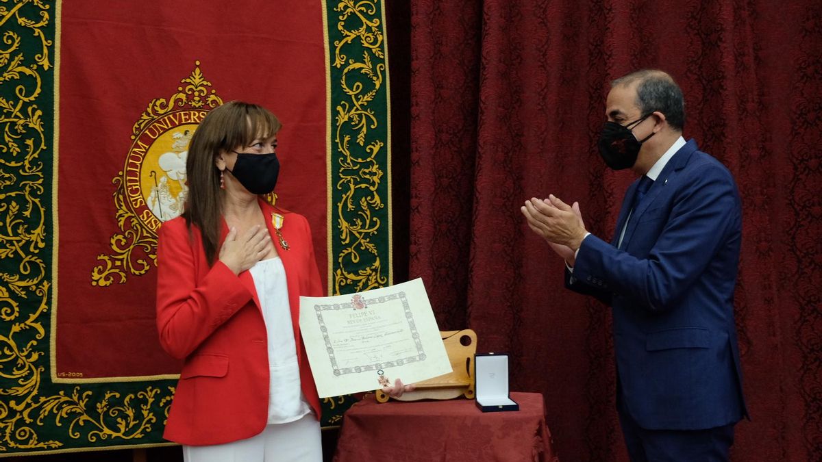 Lola López recibió en 2021 la Cruz de la Orden de Isabel la Católica de manos del Rector de la US, Miguel Ángel Castro