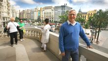 Joan Ribó, en el balcón del Ayuntamiento de Valencia, abierto al público.