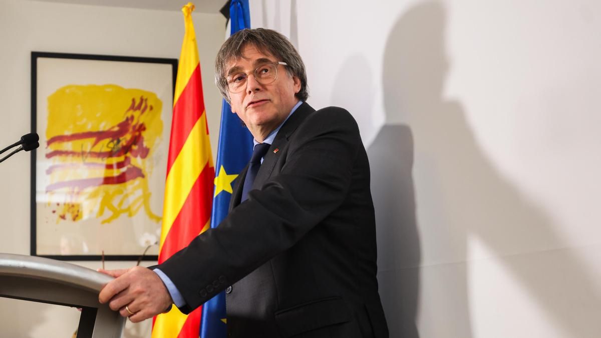 El juez Llarena critica al Constitucional pero confirma que Puigdemont puede volver a España sin ser detenido
