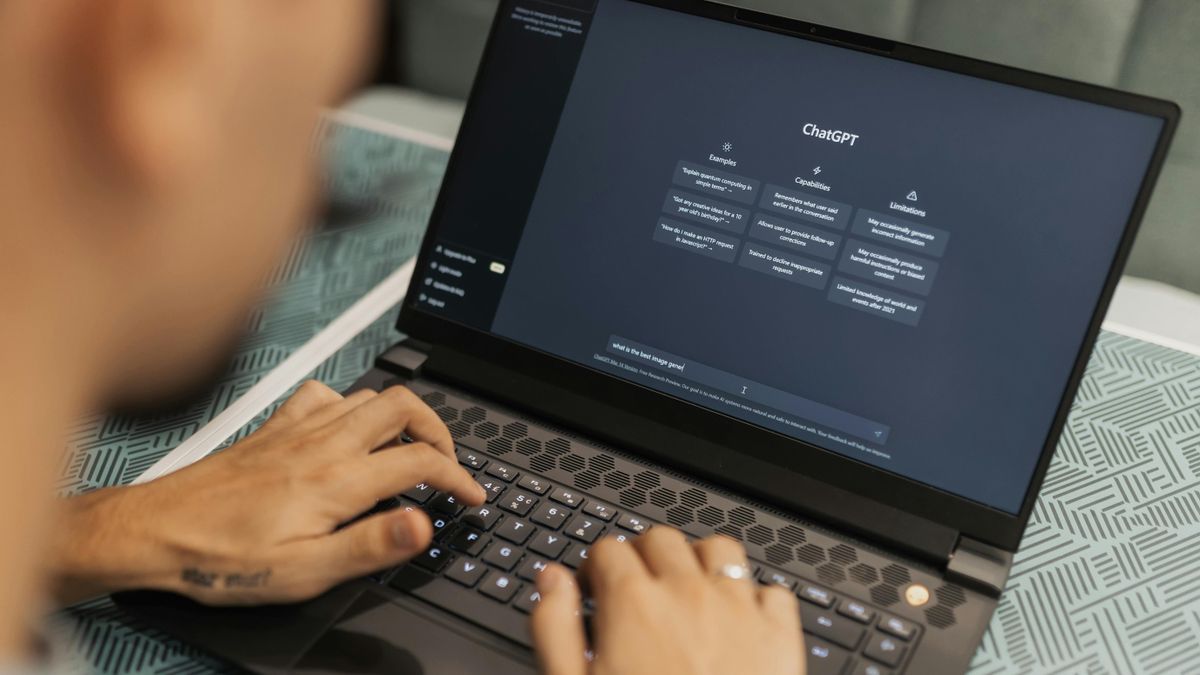 Algunos científicos están dejando instrucciones ocultas para que ChatGPT infle con revisiones positivas sus trabajos