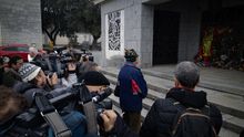 Un visitante a la tumba de Franco este 20N, fotografiado por la prensa.