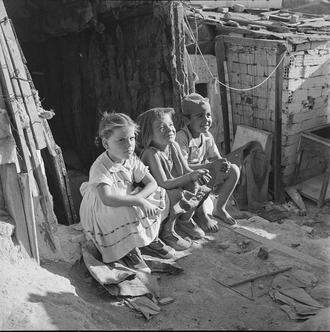 Niños en chabolas de la calle Jaime el Conquistador, en el entorno de Delicias, en 1957.