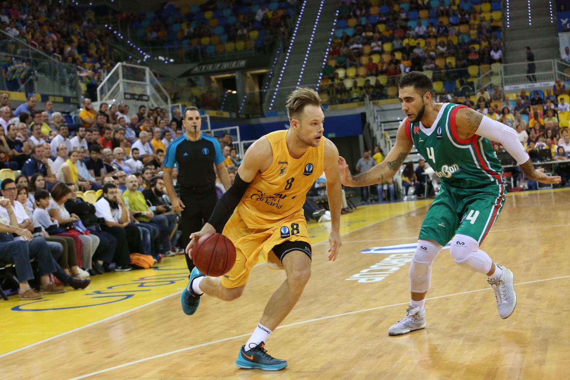 El alero del Herbalife Gran Canaria, Brad Newley, conduce el balón.