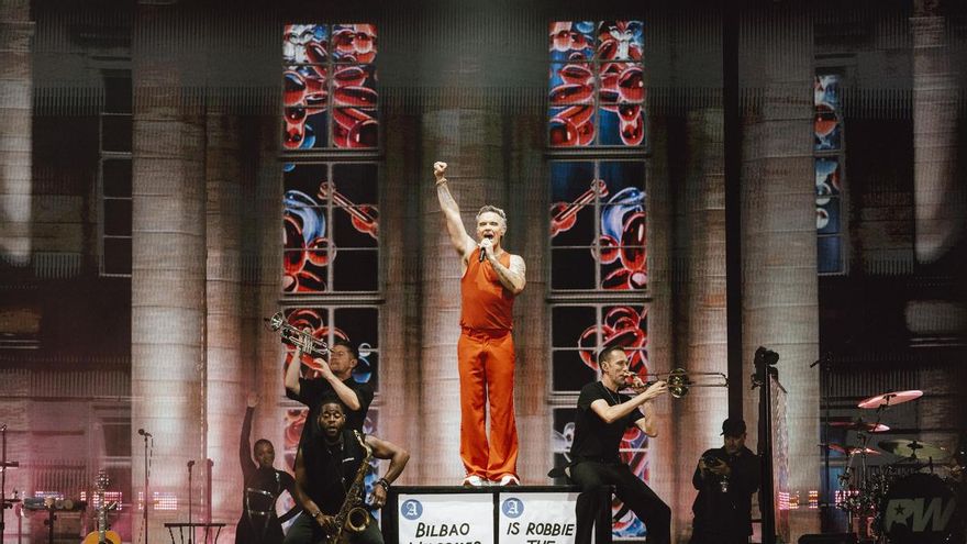 Un Robbie Williams provocador, tierno y divertido pone a sus pies el BBK Live