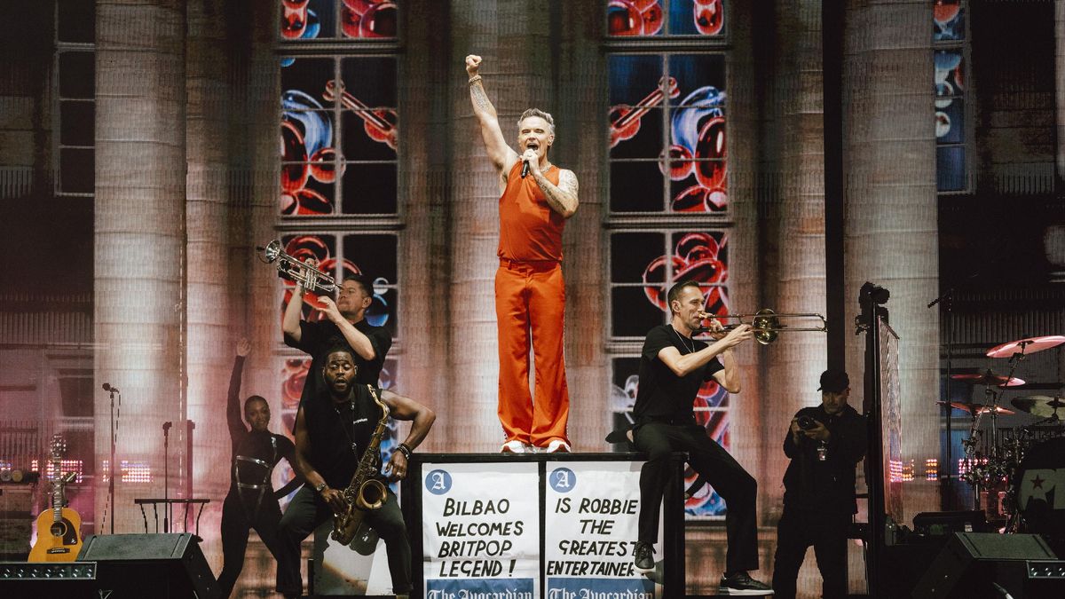 Un Robbie Williams provocador, tierno y divertido pone a sus pies el BBK Live