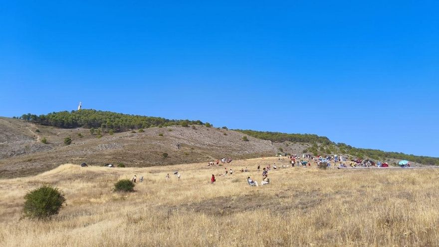Grupos de personas congregados en las laderas del Cerro del Socorro, en Cuenca, una hora antes de producirse el eclipse total de Sol del 12 de agosto