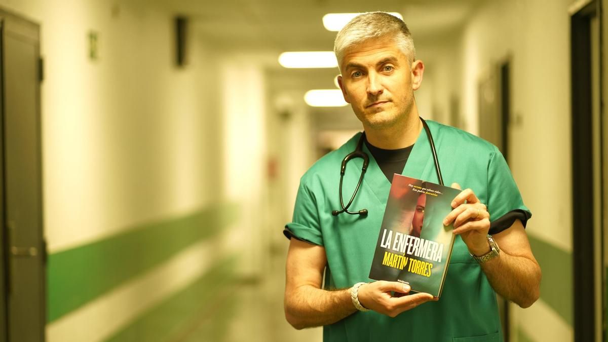 Un médico del hospital Donostia publica 'La enfermera', una novela sobre crímenes ambientada en la planta de Urgencias