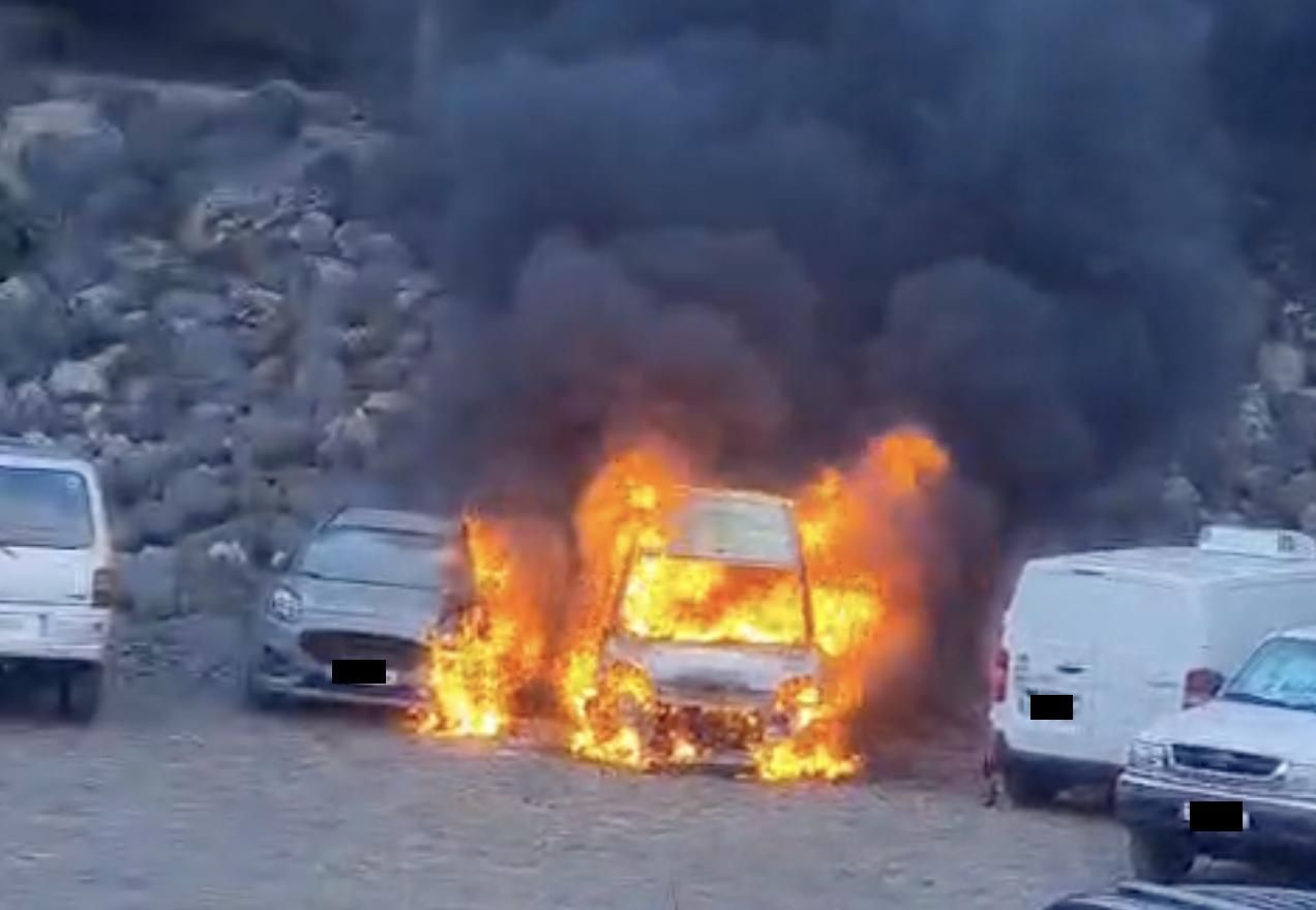 Imagen de los vehículos ardiendo.