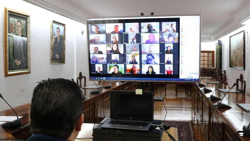 “No vamos a permitir que nadie se quede atrás. Queremos garantizar los servicios esenciales y favorecer los recursos para que sean lo más eficaces posibles”, señaló el alcalde.
