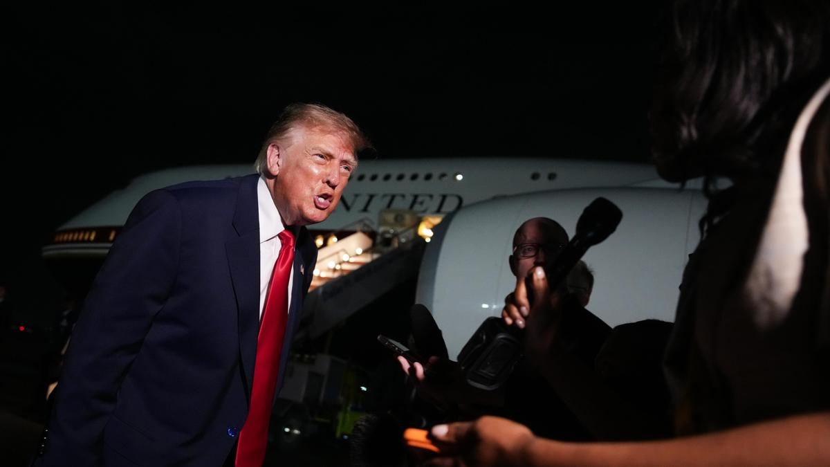 Trump huye hacia adelante en un momento crítico de su presidencia y lanza un órdago para 'comprar' el voto en las legislativas