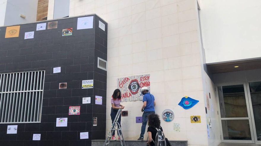 La artista Yolanda Domínguez coloca algunos ojos en el Centro Cívico Suárez Naranjo.