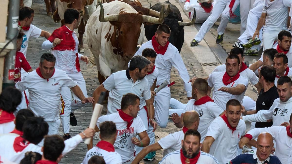 Pamplona abre los Sanfermines con un encierro rápido y masificado que deja cuatro heridos