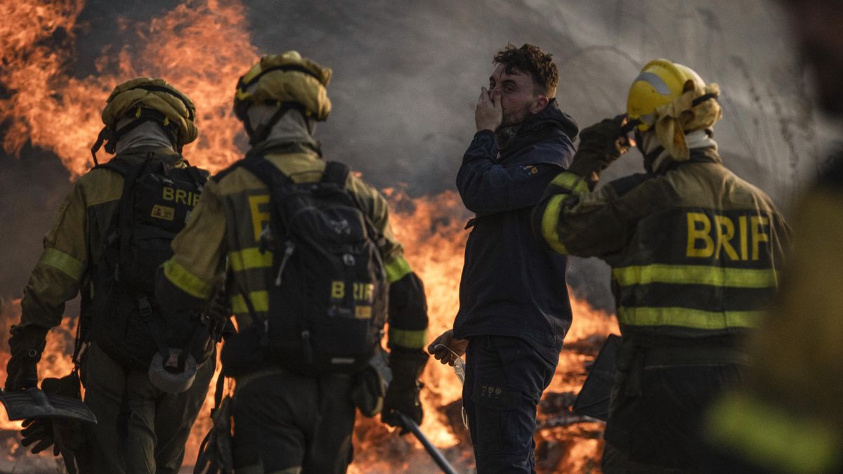 Los bomberos durante las labores de extinción del incendio que afecta este miércoles al municipio de Monterrei (Ourense). EFE/Brais Lorenzo