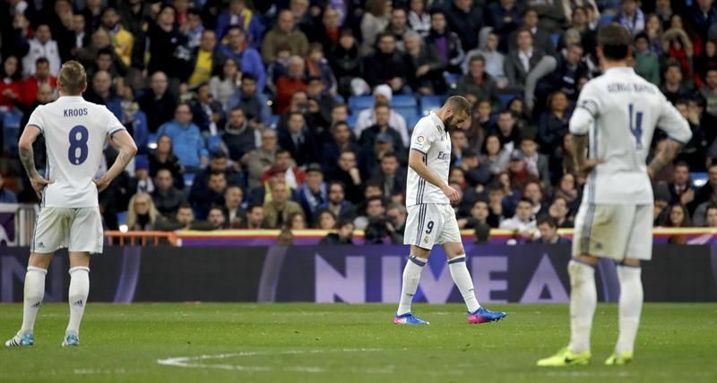 Toni Kroos, Benzema y Sergio Ramos se lamentan. EFE/JuanJo Martín