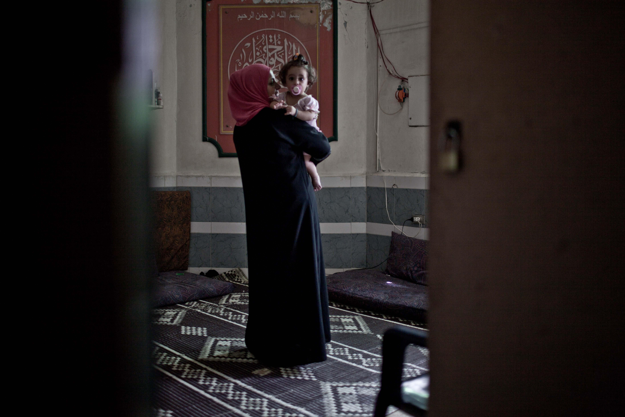 El vecindario de Wadi Zeina a las afueras de Líbano acoge a un gran número de Palestinos sirios que vivían en el campo de refugiados de Yarmouk, en Siria, en manos del Ejército Libre Sirio; pero rodeado por las tropas del régimen de al-Assad../ Fotografía: Pablo Tosco/ Intermón Oxfam.