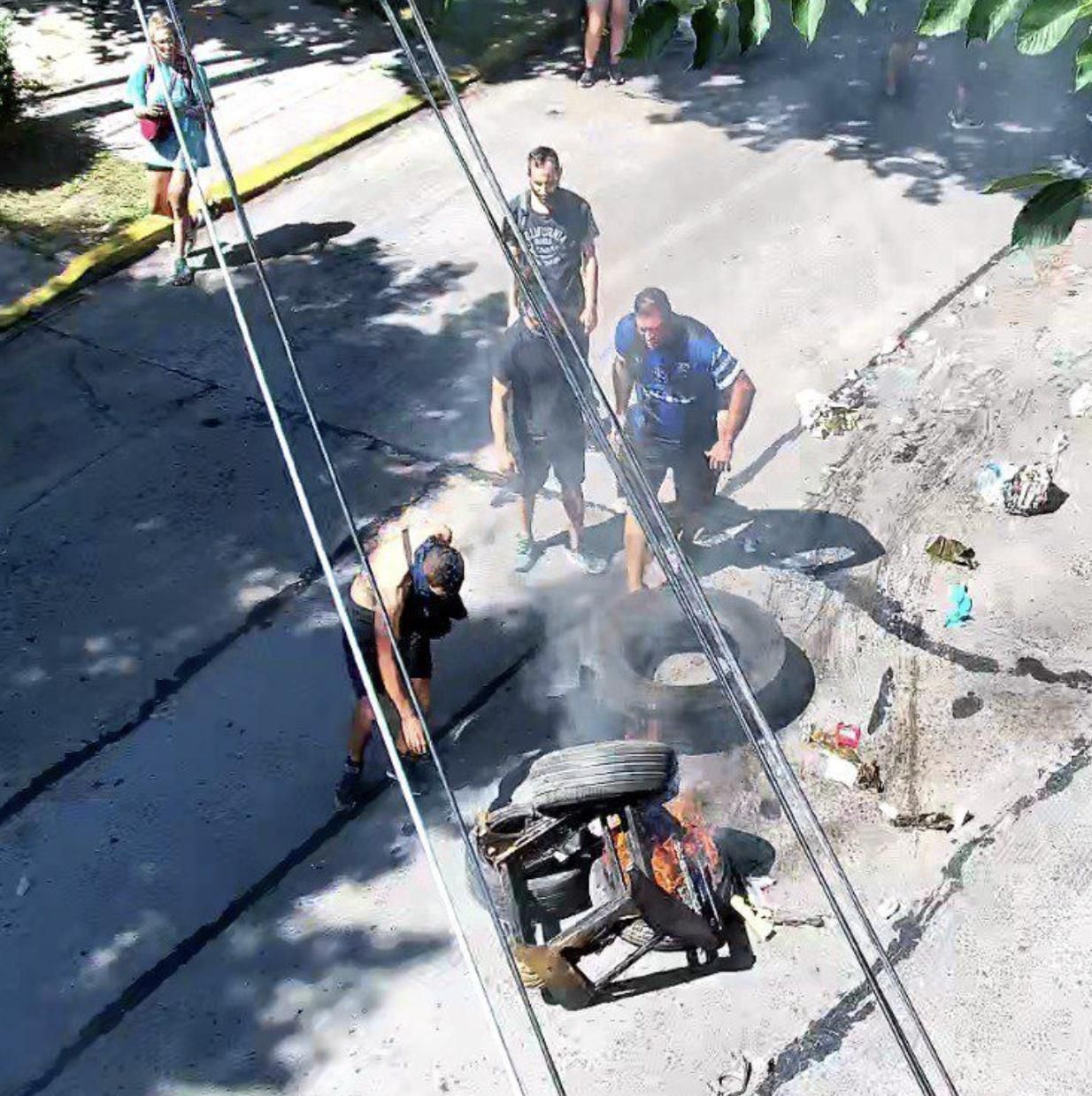 Imagénes difundidas por el municipio sobre la protesta de este lunes en Quilmes.