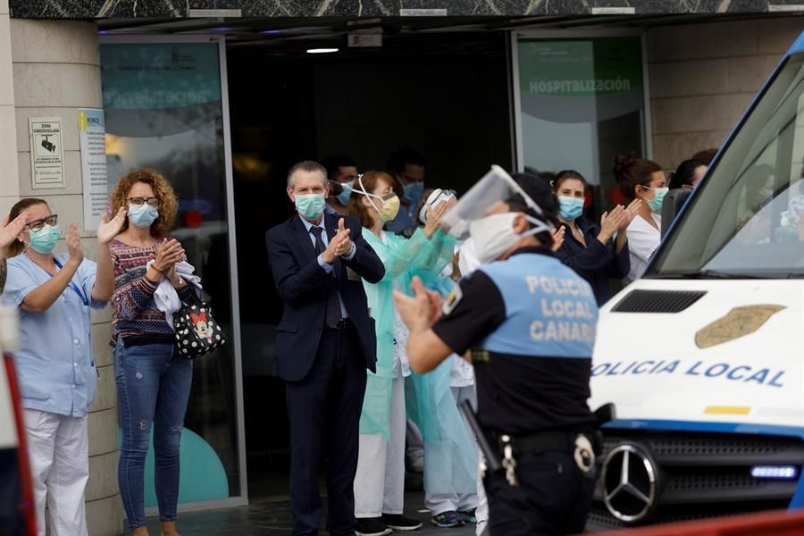 Pacientes y sanitarios del HUC reciben un sentido aplauso a las puertas del centro