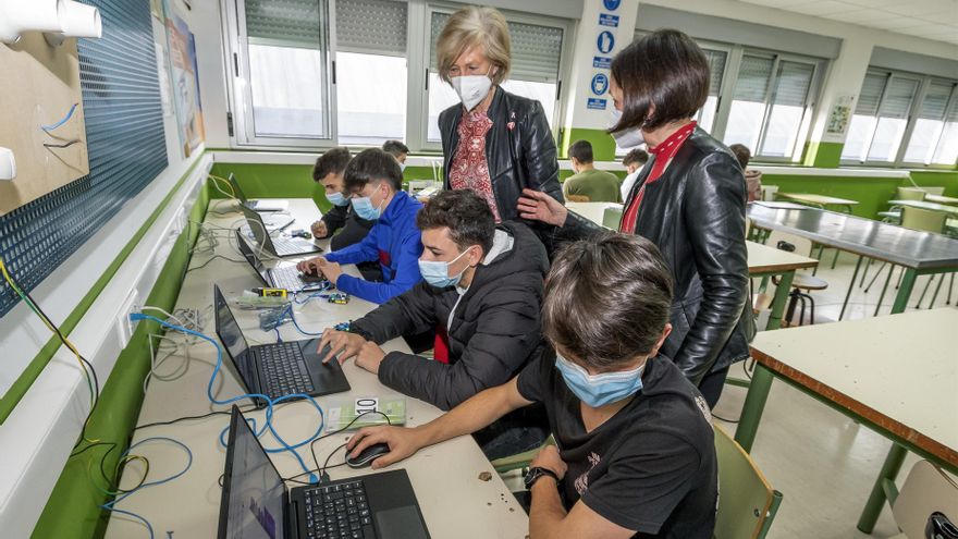 La Consejera De Educación Y Formación Profesional, Marina Lombó, Visita El IES Miguel Herrero Pereda.