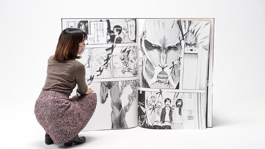 13 kilos, un metro de alto y sobre este popular manga japonés: así es el cómic más grande del mundo