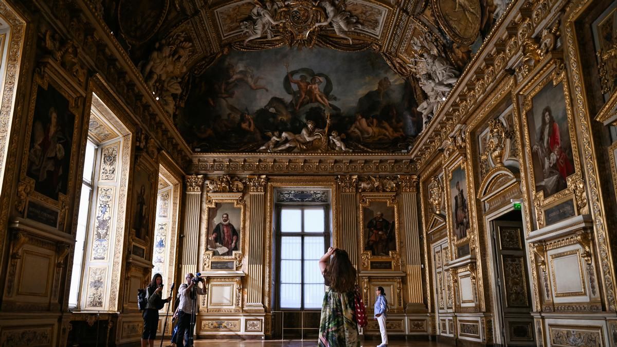 La Galería Apolo del Museo del Louvre en su reapertura tras el robo