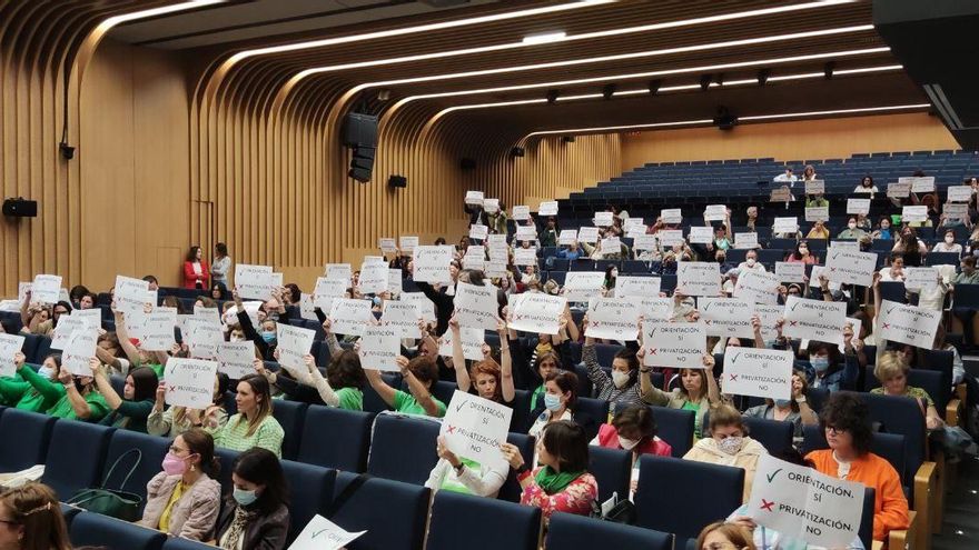 Orientadores educativos levantan pancartas a favor de este servicio público en un acto con cargos de la Consejería