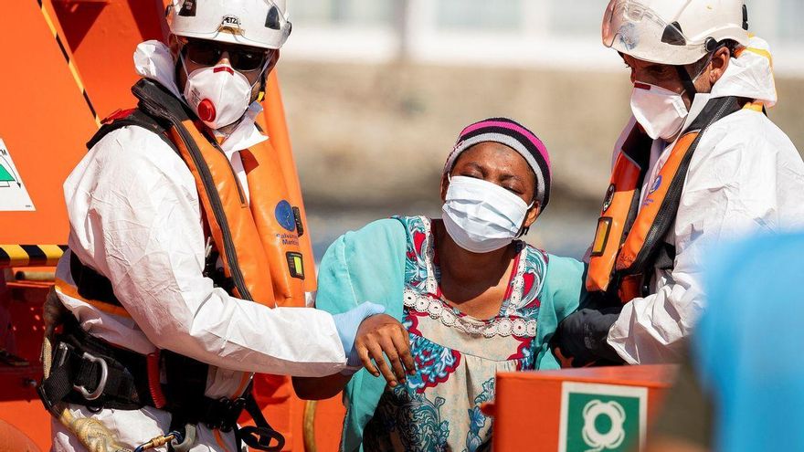 Una mujer rescatada por Salvamento Marítimo llega al puerto de Arguineguín, en Gran Canaria