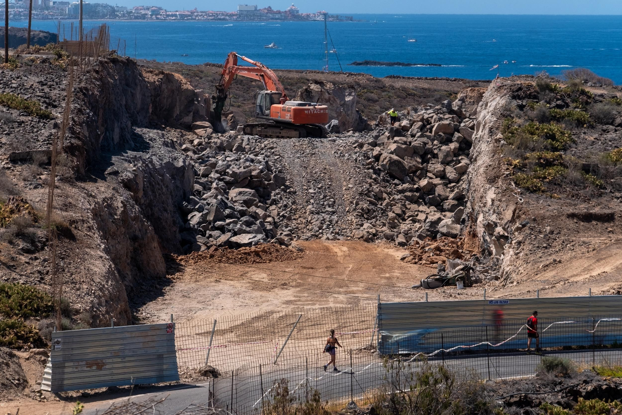 Maquinaria trabajando en la construcción de Cuna del Alma en el Puertito de Adeje.