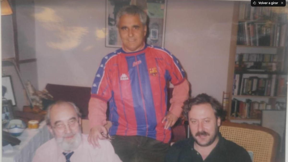 Ángel González, en casa de Juan Cruz (de pie), y con Julio Llamazares. 